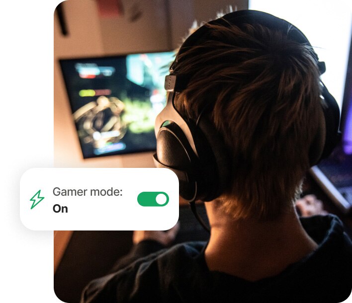 Dreng, som gamer på computer med Norton 360 for Gamers.