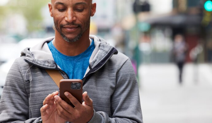 Mand kigger på mobiltelefon