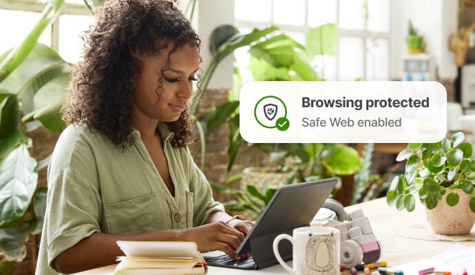 Beskyttelse af internetsurfing – en kvinde tjekker mails på sin laptop